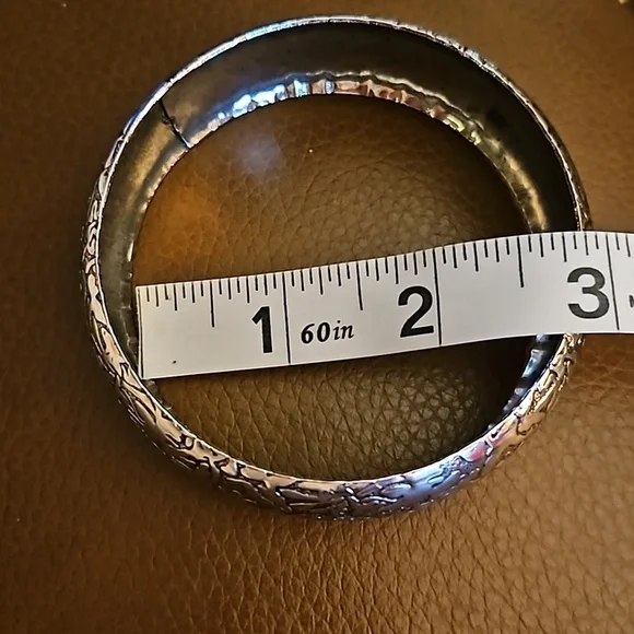 Vintage Silvertone Rose Embossed Chunky Metal Bangle Bracelet - Picture 7 of 7